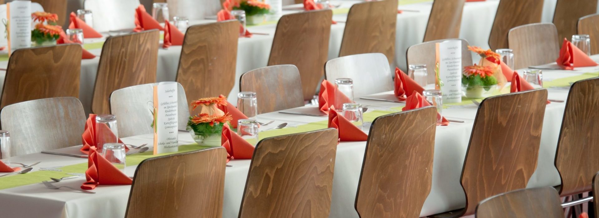 Mesas, sillas y carpas plegables: alquilar vs. comprar