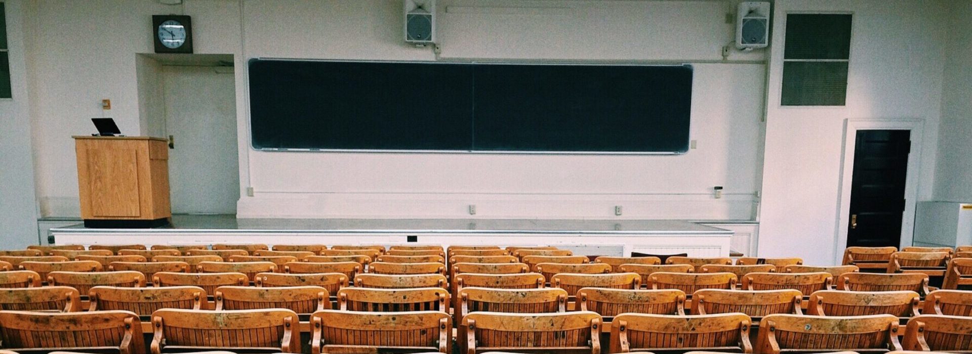 Cómo elegir las sillas y mesas idóneas para actos en centros educativos