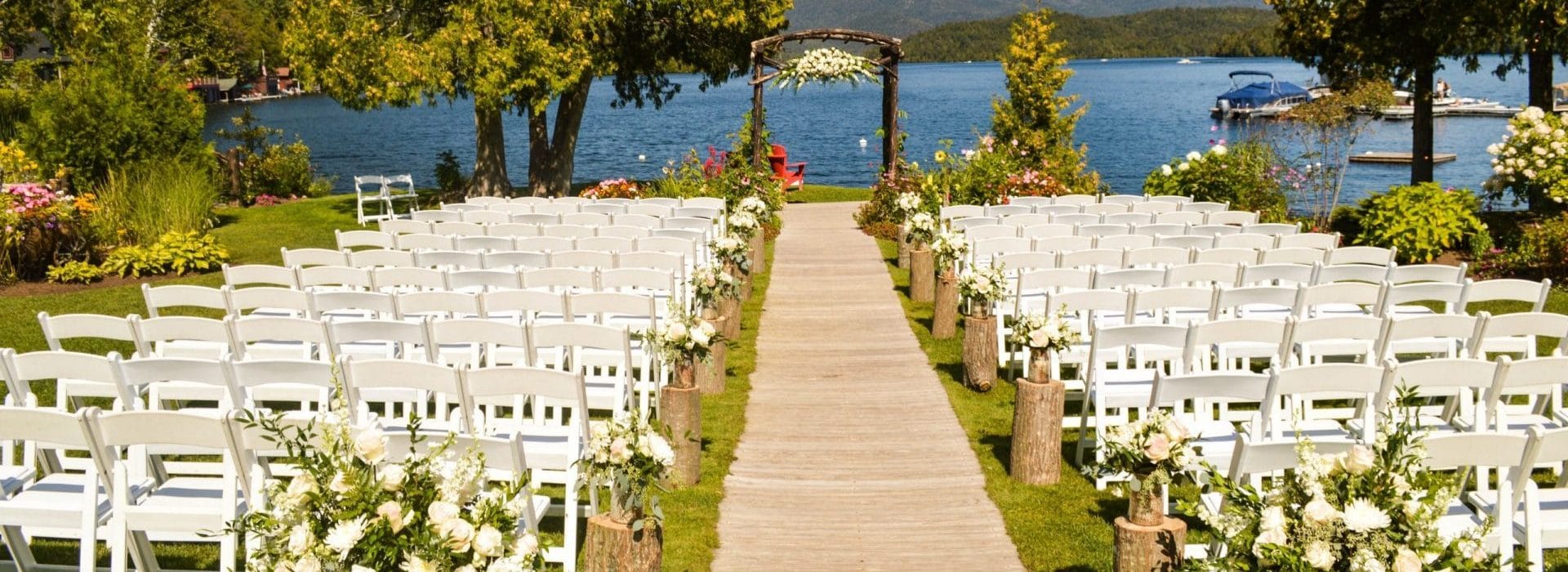 Muchas sillas plegables blancas en boda